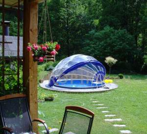 La cubierta TROPIKO garantiza agua cálida y cristalina, proporcionando un placer de baño prolongado. Apta para piscinas de jardín elevadas y enterradas (circulares/redondas).