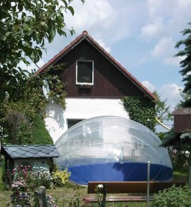 La cubierta TROPIKO garantiza agua cálida y cristalina, proporcionando un placer de baño prolongado. Apta para piscinas de jardín elevadas y enterradas (circulares/redondas).