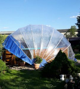 La cubierta TROPIKO garantiza agua cálida y cristalina, proporcionando un placer de baño prolongado. Apta para piscinas de jardín elevadas y enterradas (circulares/redondas).