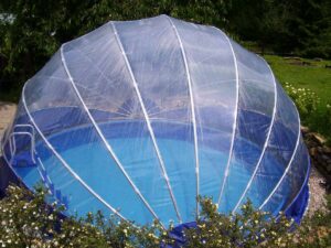 La cubierta TROPIKO garantiza agua cálida y cristalina, proporcionando un placer de baño prolongado. Apta para piscinas de jardín elevadas y enterradas (circulares/redondas).