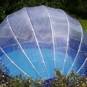 La cubierta TROPIKO garantiza agua cálida y cristalina, proporcionando un placer de baño prolongado. Apta para piscinas de jardín elevadas y enterradas (circulares/redondas).