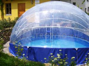 La cubierta TROPIKO garantiza agua cálida y cristalina, proporcionando un placer de baño prolongado. Apta para piscinas de jardín elevadas y enterradas (circulares/redondas).