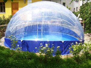 La cubierta TROPIKO garantiza agua cálida y cristalina, proporcionando un placer de baño prolongado. Apta para piscinas de jardín elevadas y enterradas (circulares/redondas).