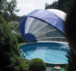 La cubierta TROPIKO garantiza agua cálida y cristalina, proporcionando un placer de baño prolongado. Apta para piscinas de jardín elevadas y enterradas (circulares/redondas).